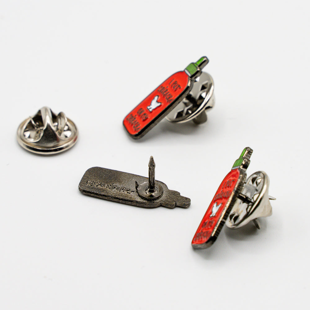 Enamel pin "Sriracha"